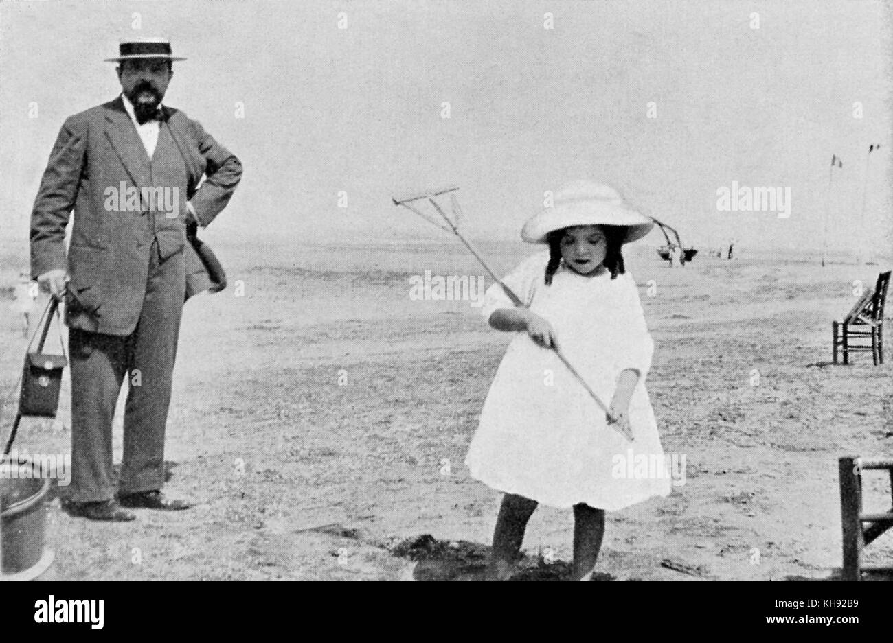 Claude Debussy mit seiner Tochter Chouchou am Strand von Cabourg, 1911. Der französische Komponist, 1862-1918. Stockfoto