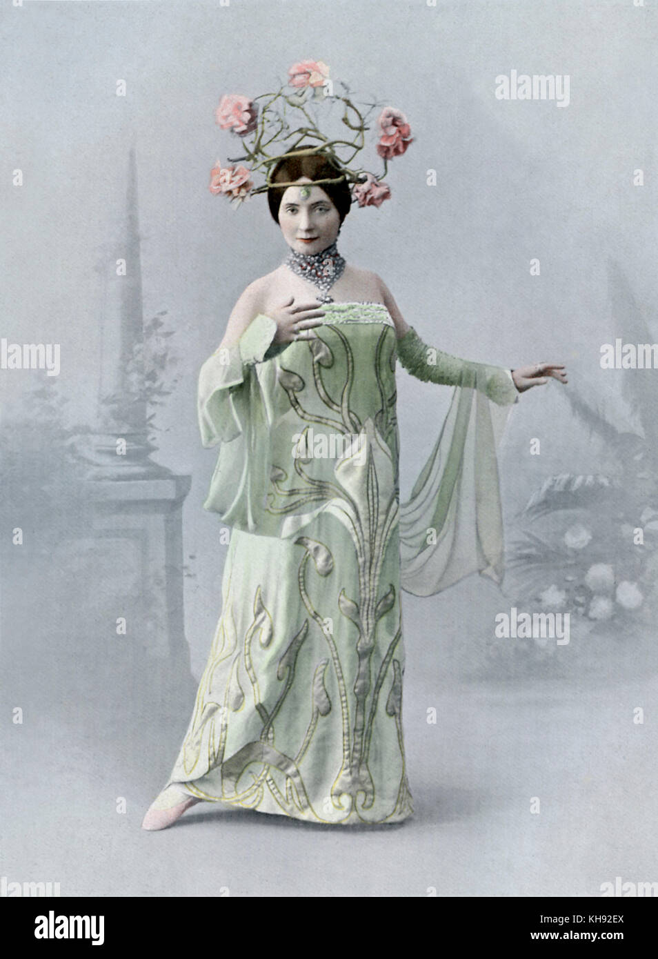 Edea Santori als La Muse in Louise - Ballett von Charpentier. Am Théâtre National de l'Opéra Comique, Paris, Frankreich, 1901 durchgeführt. Ungewöhnliche Kopfbedeckungen Blumen um den Kopf anzuzeigen. Stockfoto