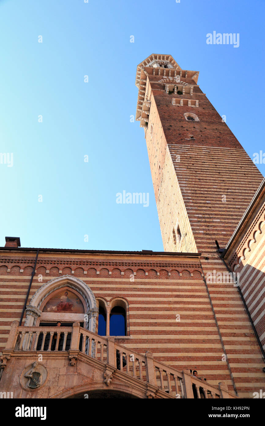 Torre Dei Lamberti Turm, Verona Stockfoto