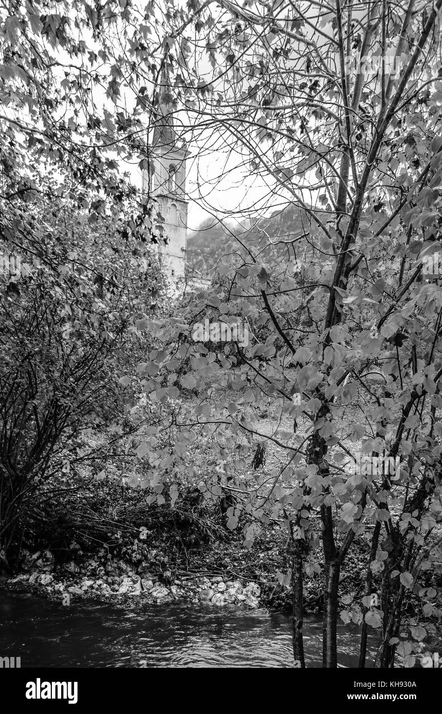 Anzeigen von Soto de Agues Dorf in Asturien, im Norden Spaniens, Schwarz/Weiß-Bild Stockfoto