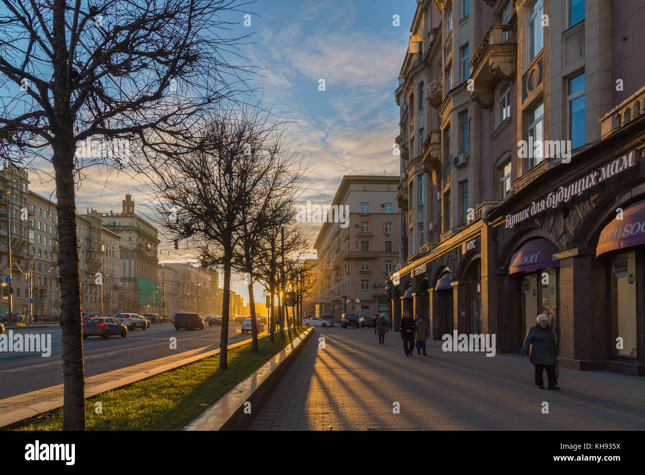 Moskau, Russland – 2. November. 2017. Sonnenuntergang auf der Kutuzov Avenue Stockfoto