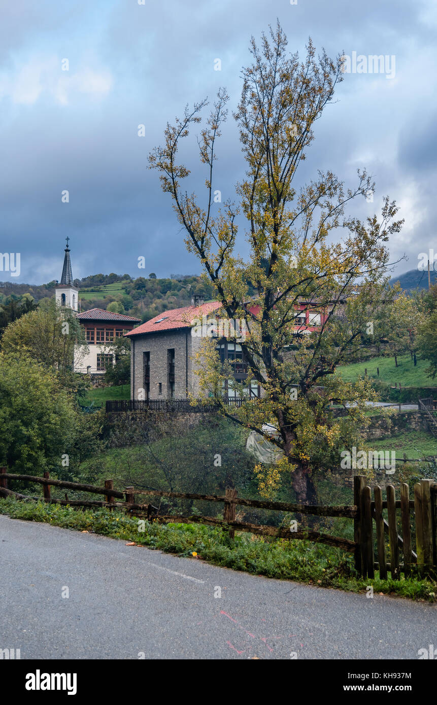 Anzeigen von Soto de Agues Dorf in Asturien, im Norden Spaniens, im Herbst Stockfoto