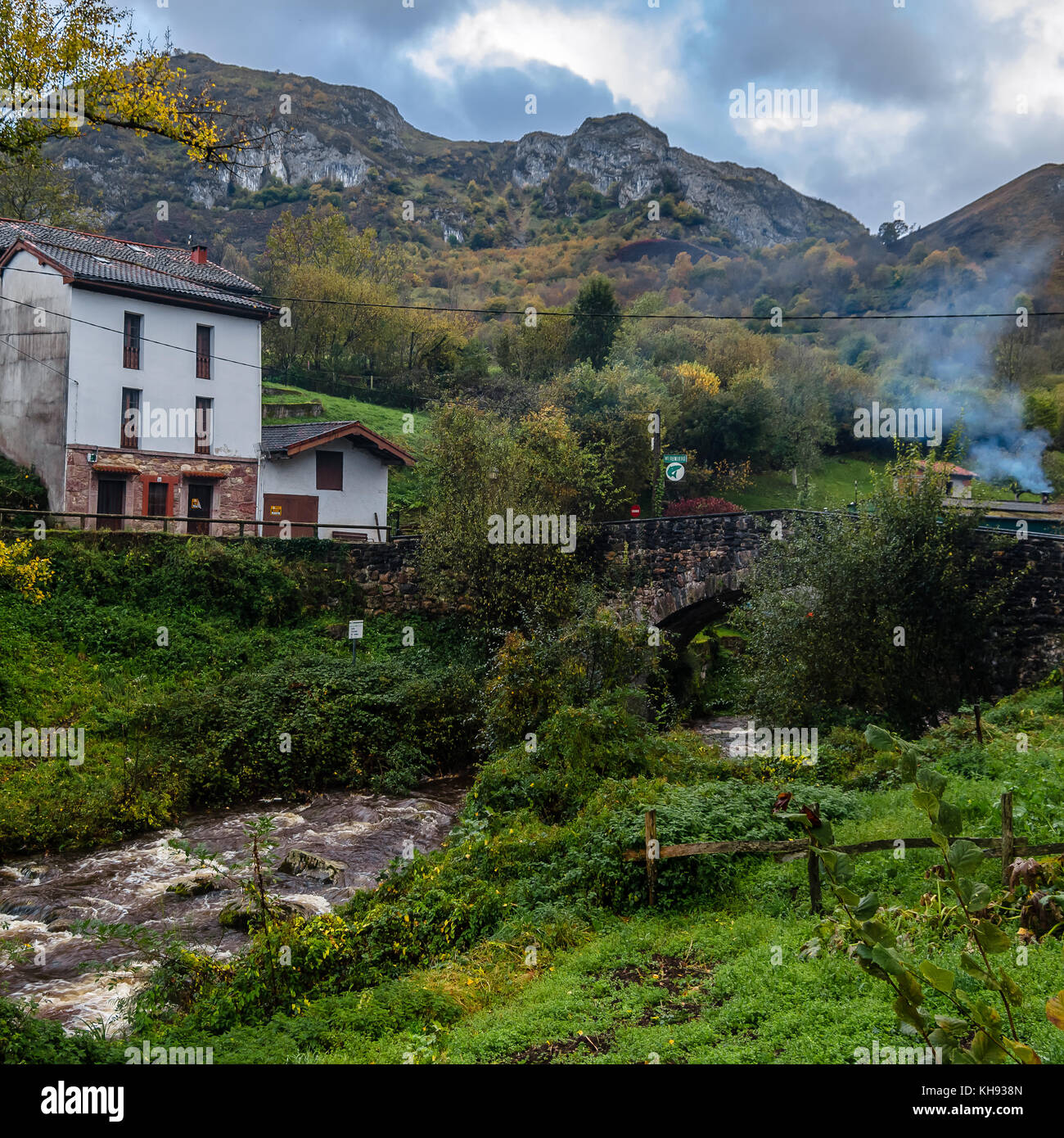 Anzeigen von Soto de Agues Dorf in Asturien, im Norden Spaniens, im Herbst Stockfoto