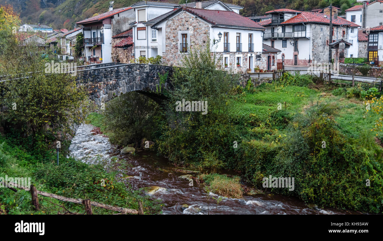 Anzeigen von Soto de Agues Dorf in Asturien, im Norden Spaniens, im Herbst Stockfoto