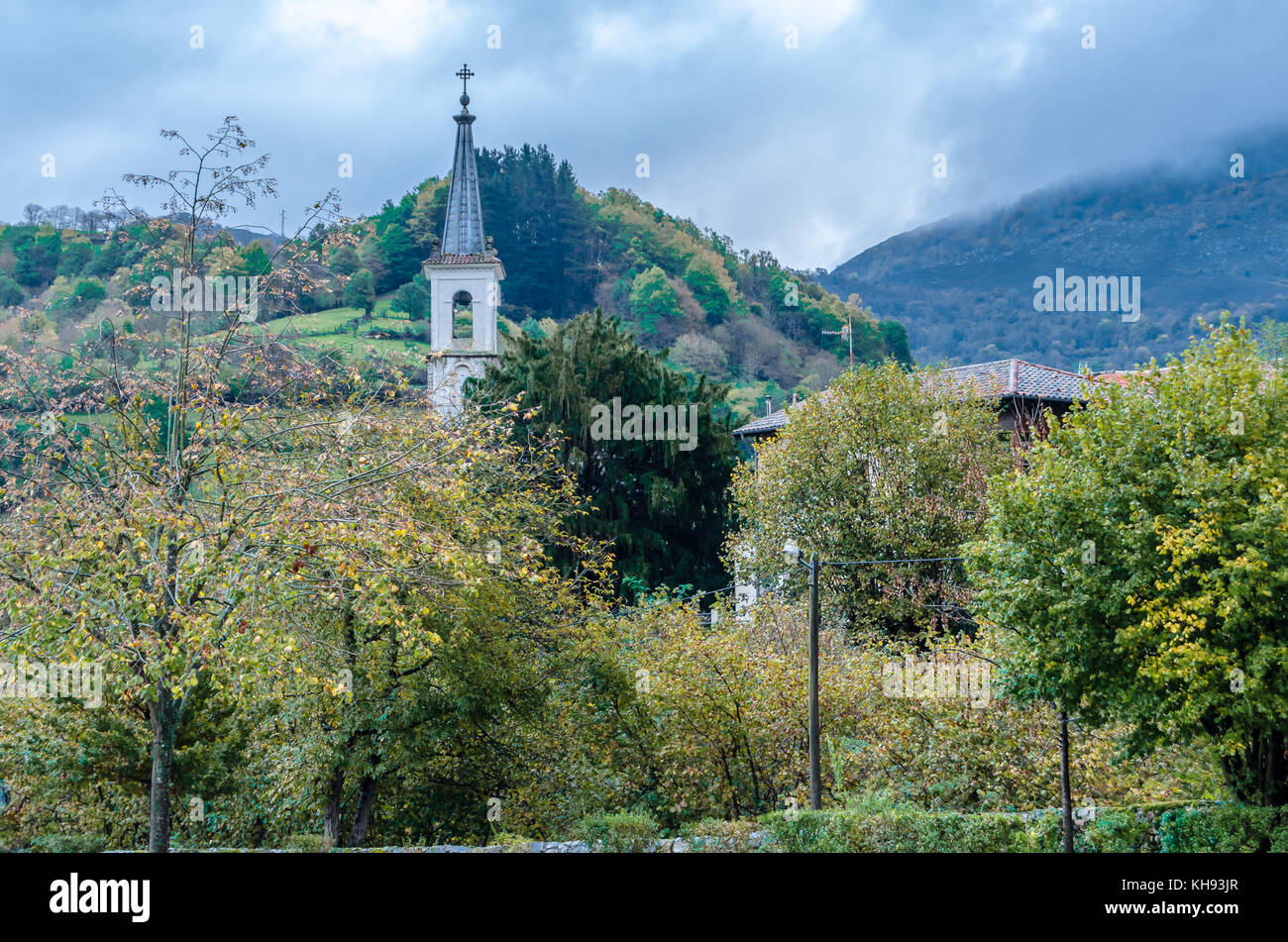 Anzeigen von Soto de Agues Dorf in Asturien, im Norden Spaniens, im Herbst Stockfoto