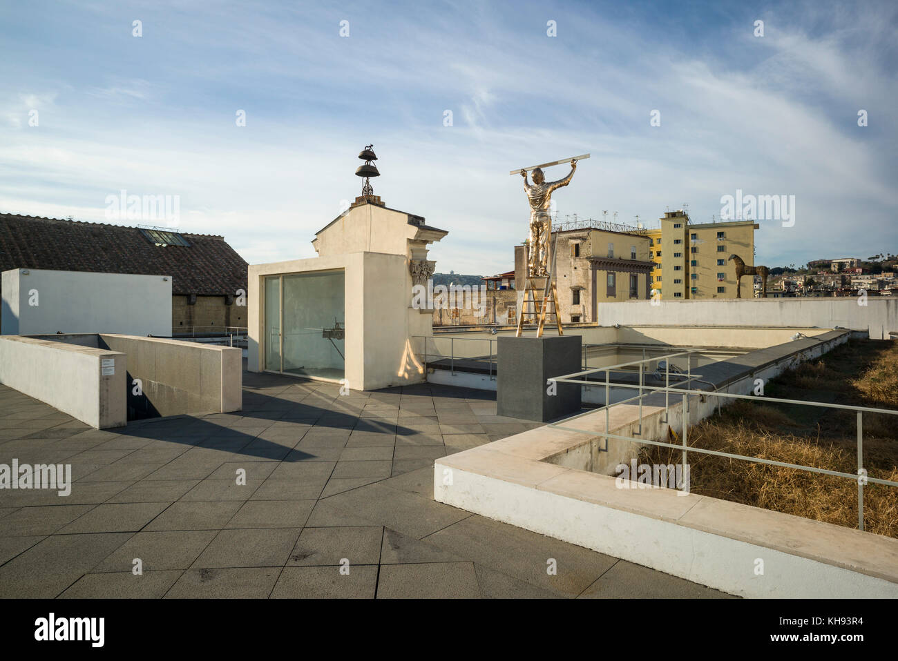 Neapel. Italien. MADRE Museo d'Arte Contemporanea Donnaregina, Museum für zeitgenössische Kunst, Dachterrasse mit der Skulptur der Mann die Messung der Wolken, durch Stockfoto