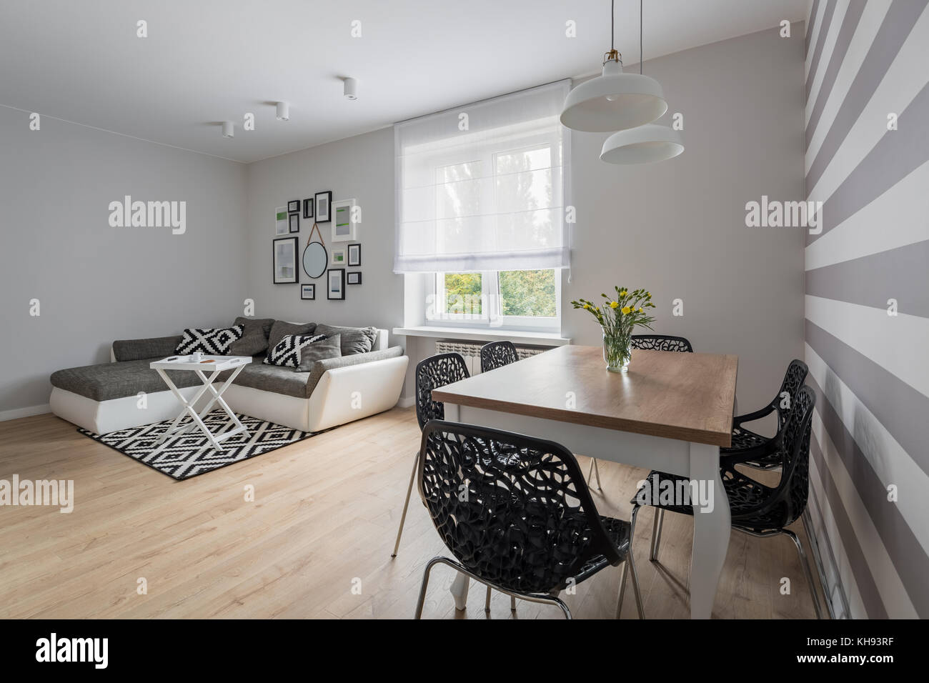 Neue Wohnung mit grauen Ecksofa, Tisch und Stühle openwork Stockfoto