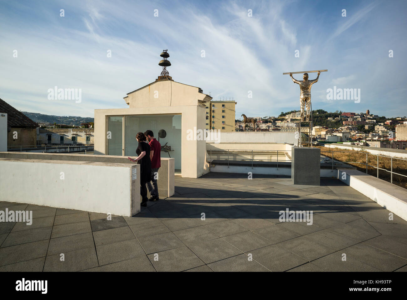 Neapel. Italien. MADRE Museo d'Arte Contemporanea Donnaregina, Museum für zeitgenössische Kunst, Dachterrasse mit der Skulptur der Mann die Messung der Wolken, durch Stockfoto