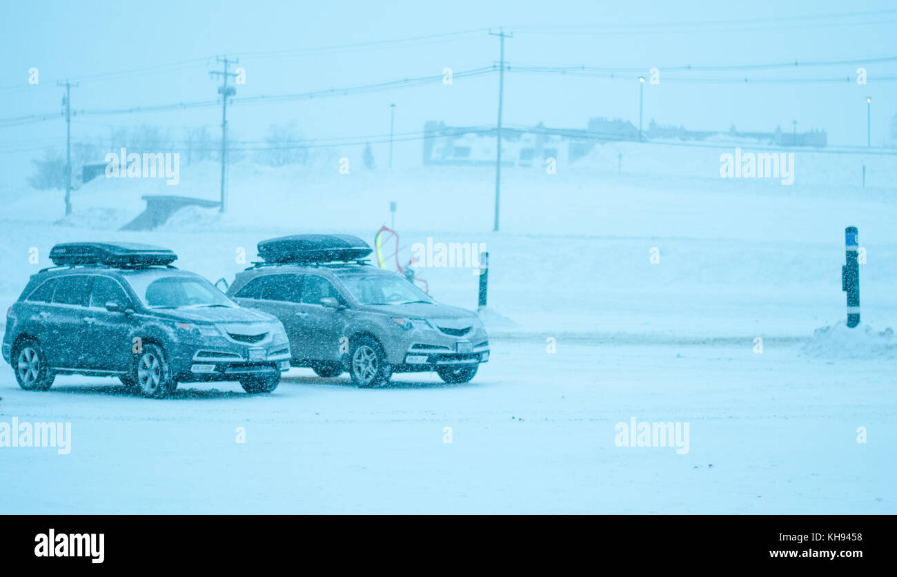 Autos während des Schneesturms geparkt. Winter in Vermont. Stockfoto