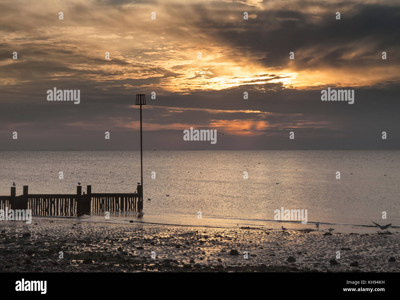 Ebbe und Sonnenuntergang am Heacham auf dem Waschen, Norfolk Stockfoto