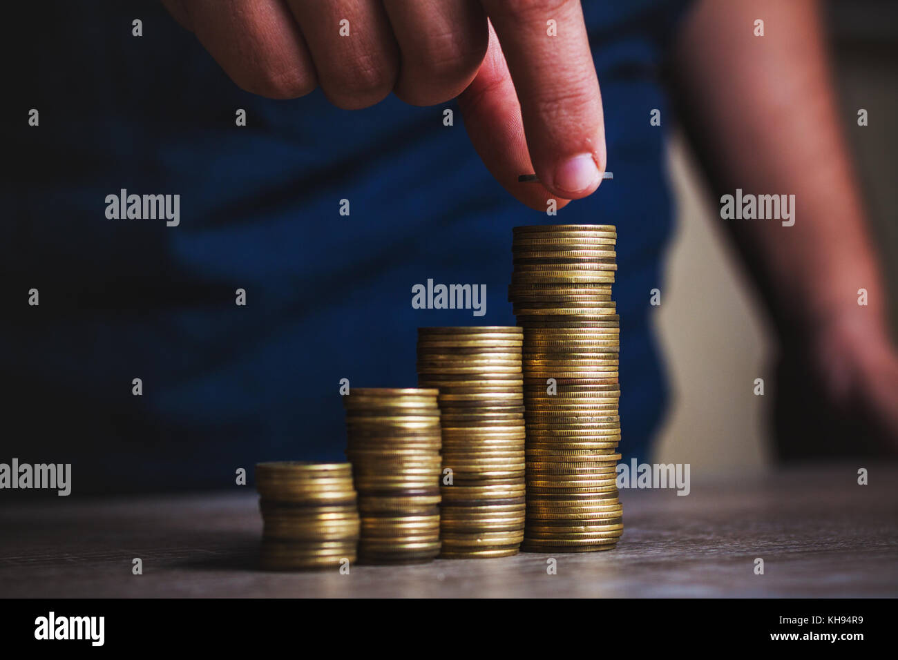 Die Hand des Menschen legen Geld Münzen Münzen zu stapeln. Geld, finanziellen, geschäftlichen Wachstum Konzept Stockfoto