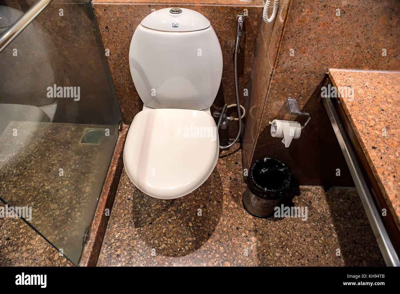 Wc Schüssel in die Toilette spülen Stockfoto