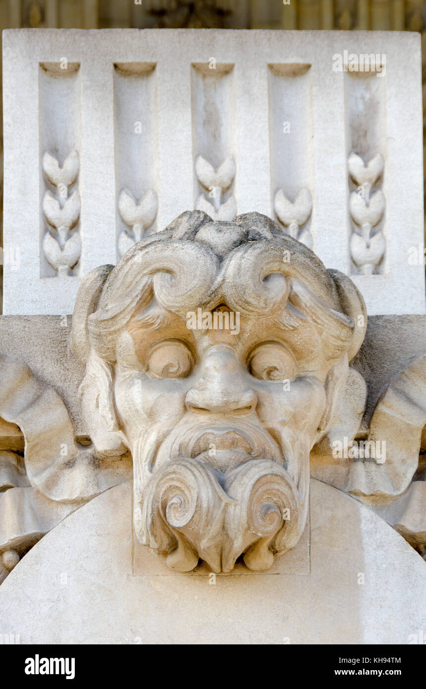 Paris, Frankreich. Grand Palais des Champs-Élysées: Detail der Fassade. Mascaron Stockfoto