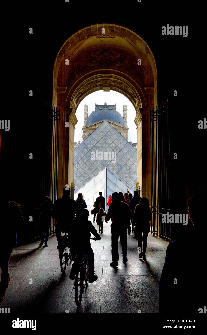 Paris, Frankreich. Palais du Louvre. Torbogen, der zum Cour Napoleon und der Pyramide führt Stockfoto