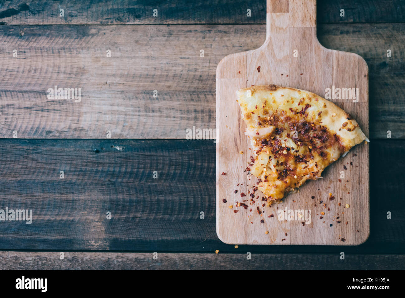 Pizza mit Käse, Ananas- und Hühnerfleisch Topping auf einem Holzbrett/Tabelle. berühmte italienische Lebensmittel Stockfoto