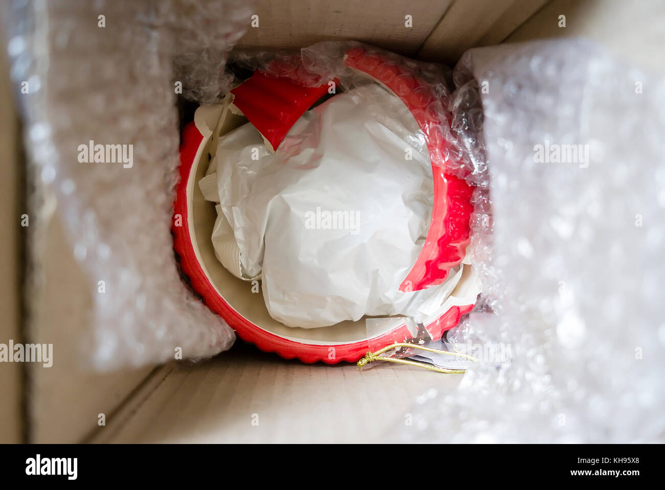 Keramik Geschenk der Transitfahrt ausgefallen wegen unzureichender interner Schutz empfindlicher Objekt. Successsfully gegen den Lieferer geltend gemacht. Stockfoto