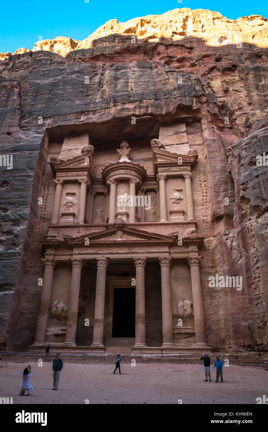 Rosa Sandstein nabatäische Treasury, Al Khazneh, geschnitzt aus der Felswand am frühen Morgen mit Frau, Tourist, der ein Foto, Petra, Jordanien, Naher Osten Stockfoto