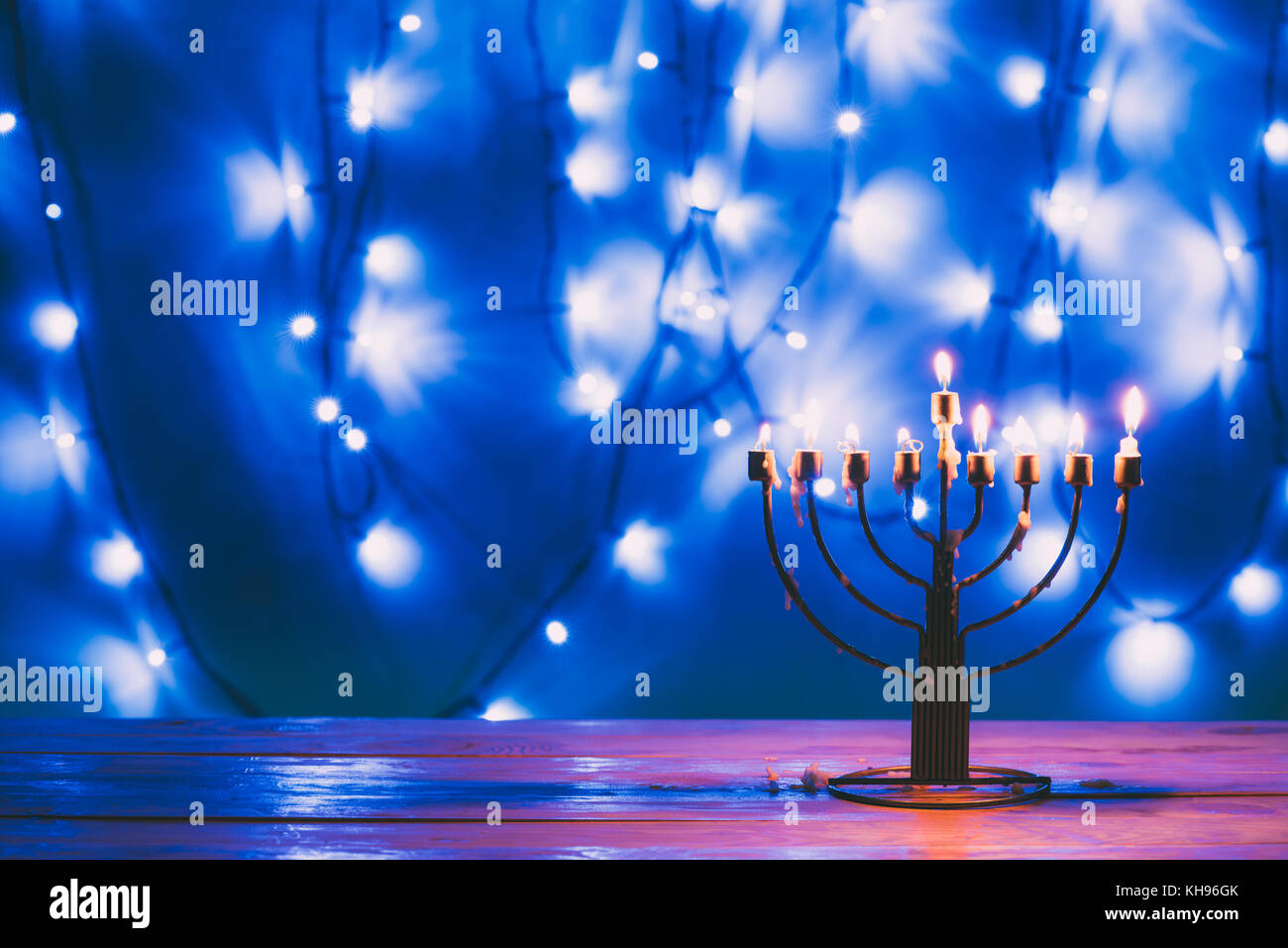 Jüdische Menora mit Kerzen Stockfoto