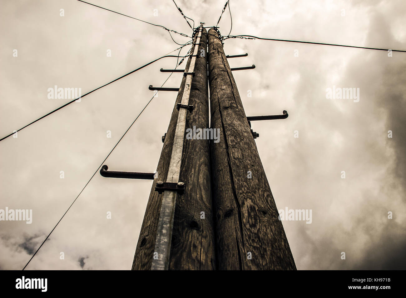 Serbien - elektrische Pole mit Blitzableiter gegen die stürmischen Himmel Stockfoto