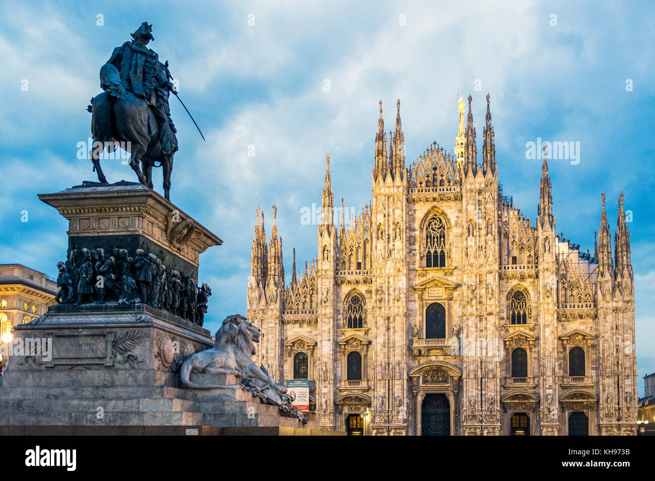 Italien. Lombardei. Mailänder Dom, Duomo di Milano eine der größten Kirchen der Welt mit der Reiterstatue von König Viktor Emmanuel II Stockfoto