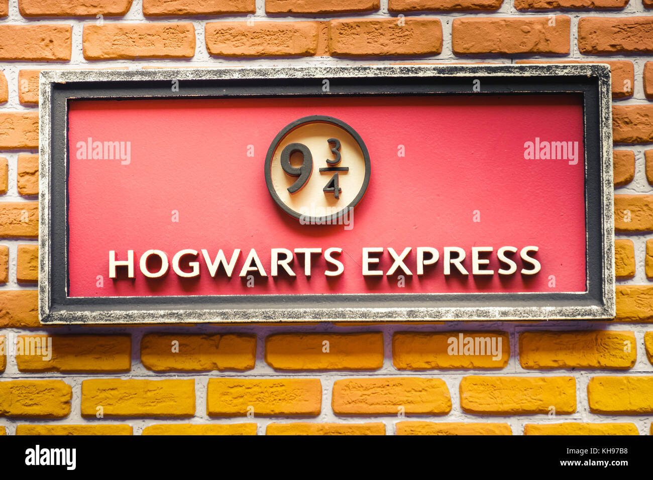 Schild des berühmten 9. Und 3. Viertelbahnsteigs des Hogwarts Express-Zuges von der Harry Potter-Saga - Ferrara, 15. Oktober 2017 Stockfoto