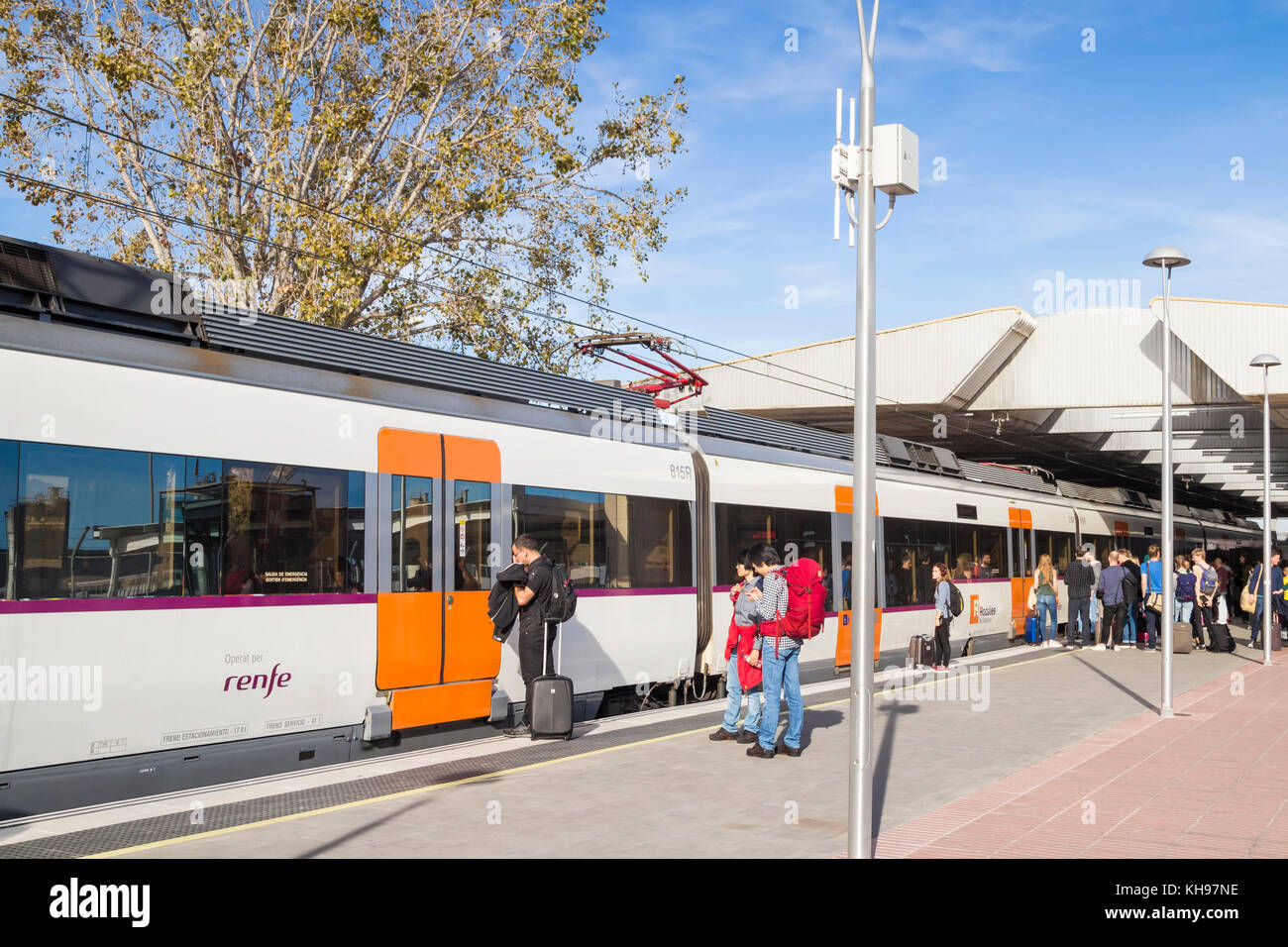 Bahnhof am Flughafen Barcelona-El Prat, Spanien. Personen, die in den Zug zum Stadtzentrum von Bacrelona steigen. Stockfoto