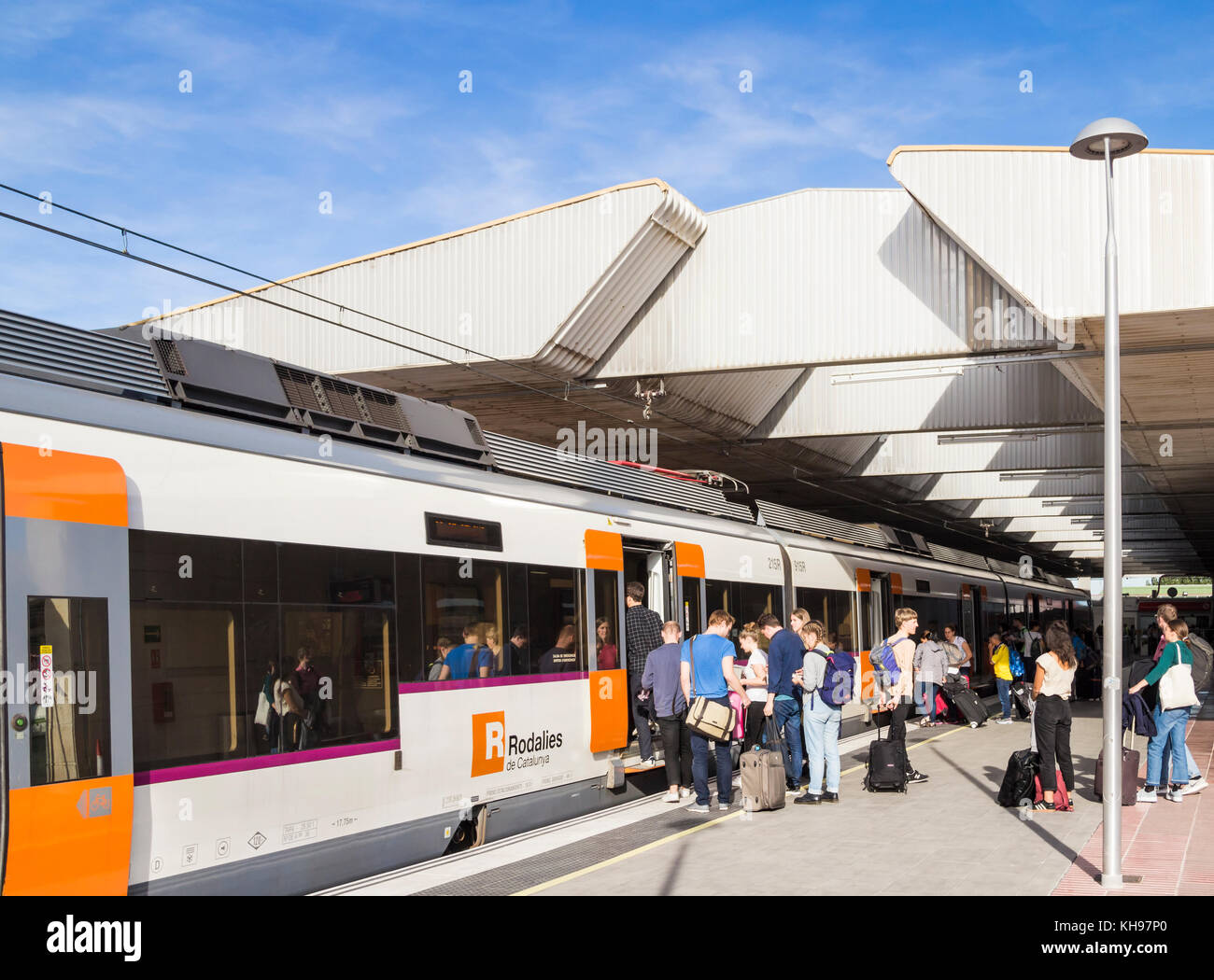 Bahnhof am Flughafen Barcelona-El Prat, Spanien. Personen, die in den Zug zum Stadtzentrum von Bacrelona steigen. Stockfoto