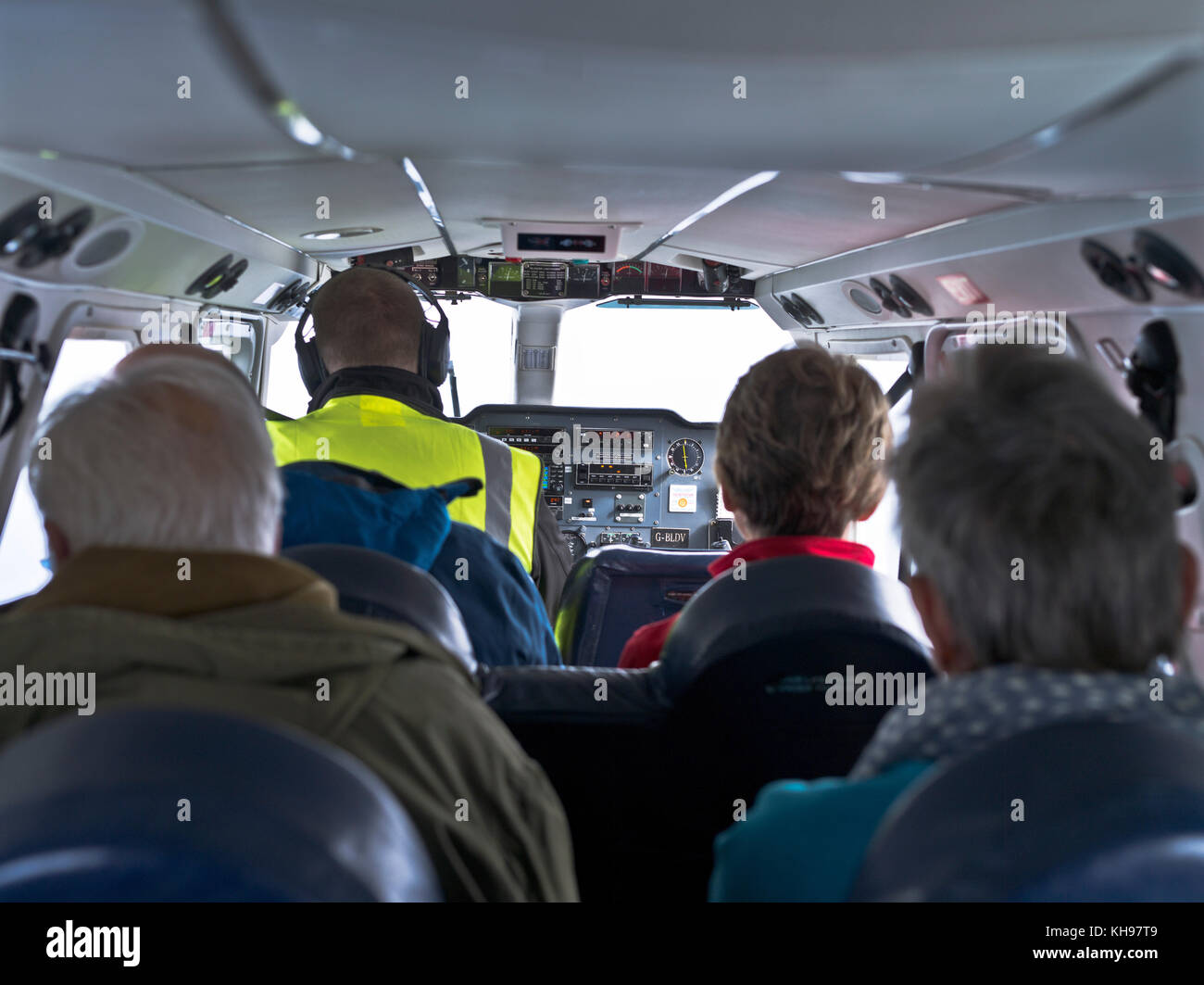 dh Loganair Islander FLUGZEUG UK in kleinen Flugzeug Passagiere Pilot Cockpit äußere Inseln Flug Innenraum schottland reisen Menschen Stockfoto