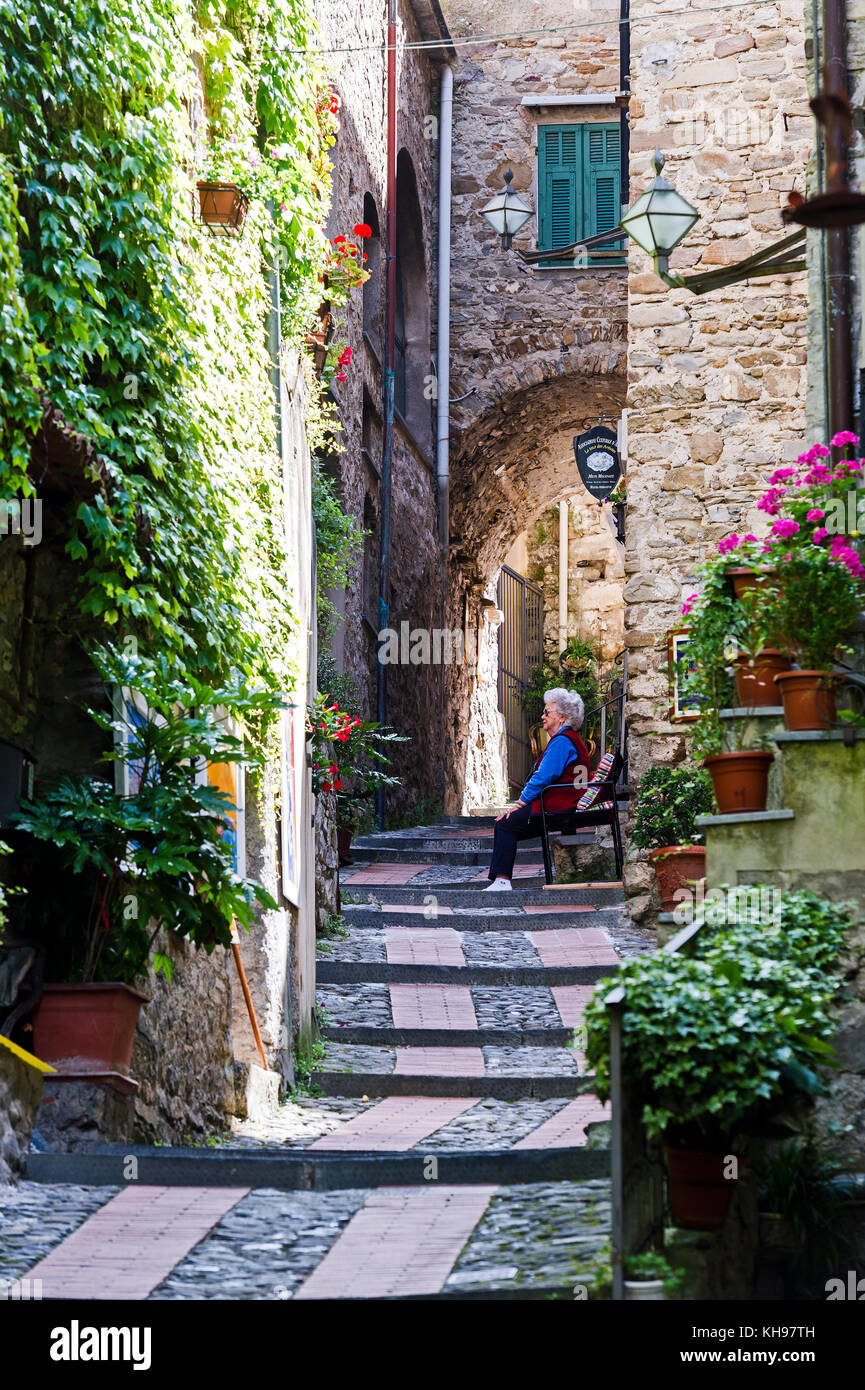 Italie. Ligure. Village de Dolceacqua. Ruelles du village // Italien. Ligure. Dolceacqua. Die Gasse im Dorf Stockfoto