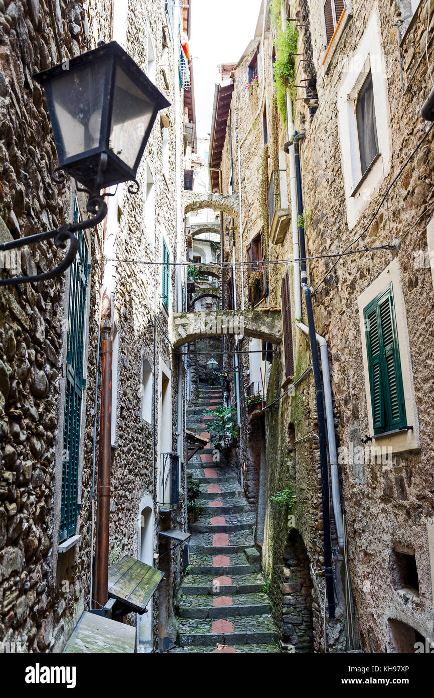 Italie. Ligure. Village de Dolceacqua. Ruelles du village // Italien. Ligure. Dolceacqua. Die Gasse im Dorf Stockfoto