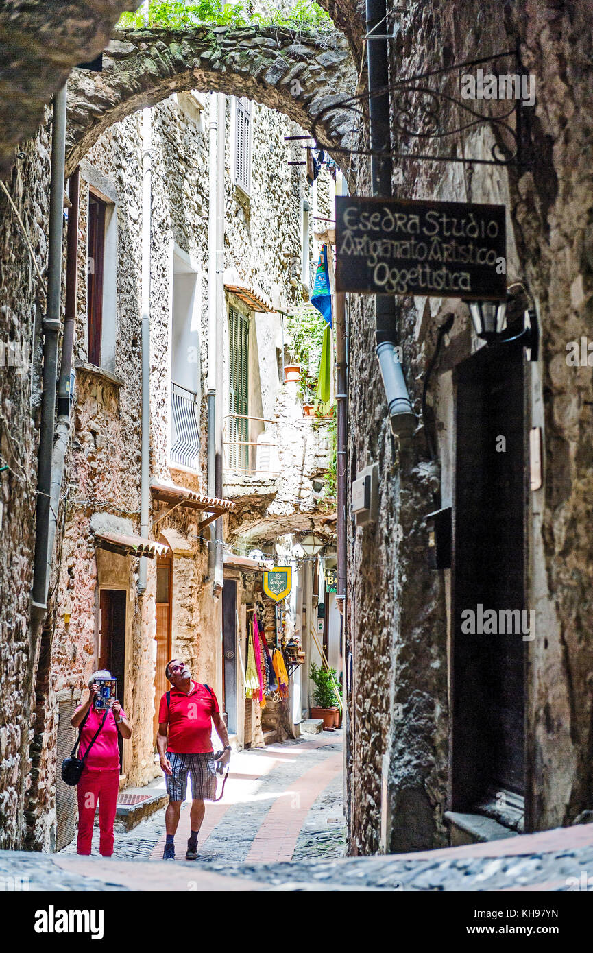 Italie. Ligure. Village de Dolceacqua. Ruelles du village // Italien. Ligure. Dolceacqua. Die Gasse im Dorf Stockfoto