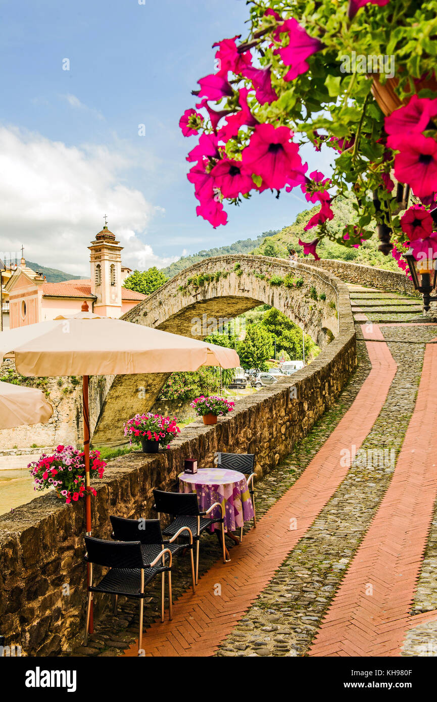 Italien. Ligure. Dorf Dolceacqua. Le Petit pont datant du 17ème siècle peint par Claude Monet // Italien. Ligure. Dolceacqua. Die kleine Brücke Dati Stockfoto
