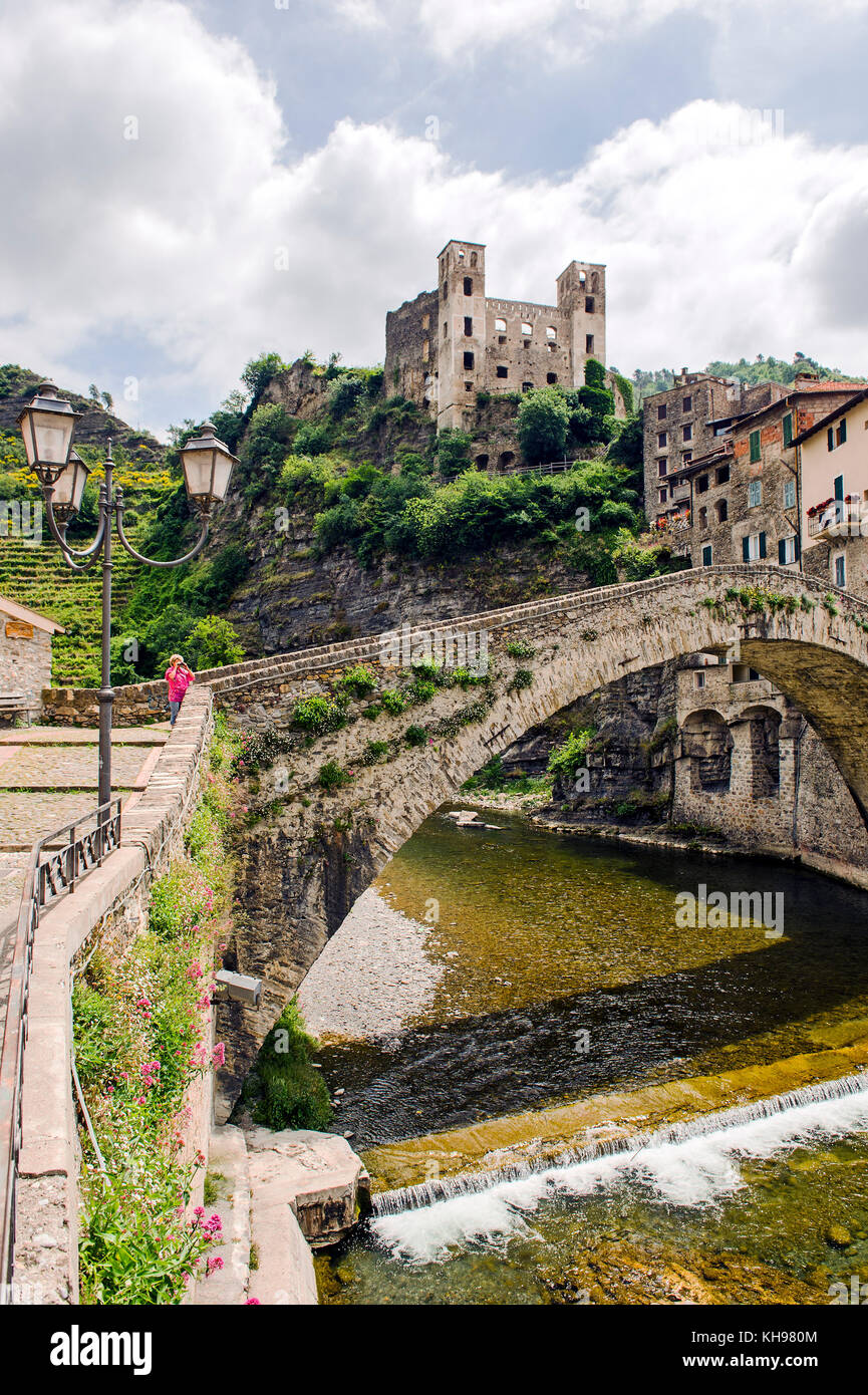 Italien. Ligure. Dorf Dolceacqua. Le Petit pont datant du 17ème siècle peint par Claude Monet et et les ruines du château des Doria, datant en parti Stockfoto