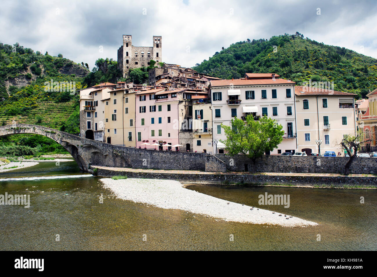 Italien. Ligure. Dorf Dolceacqua. Le Petit pont datant du 17ème siècle peint par Claude Monet et et les ruines du château des Doria, datant en parti Stockfoto