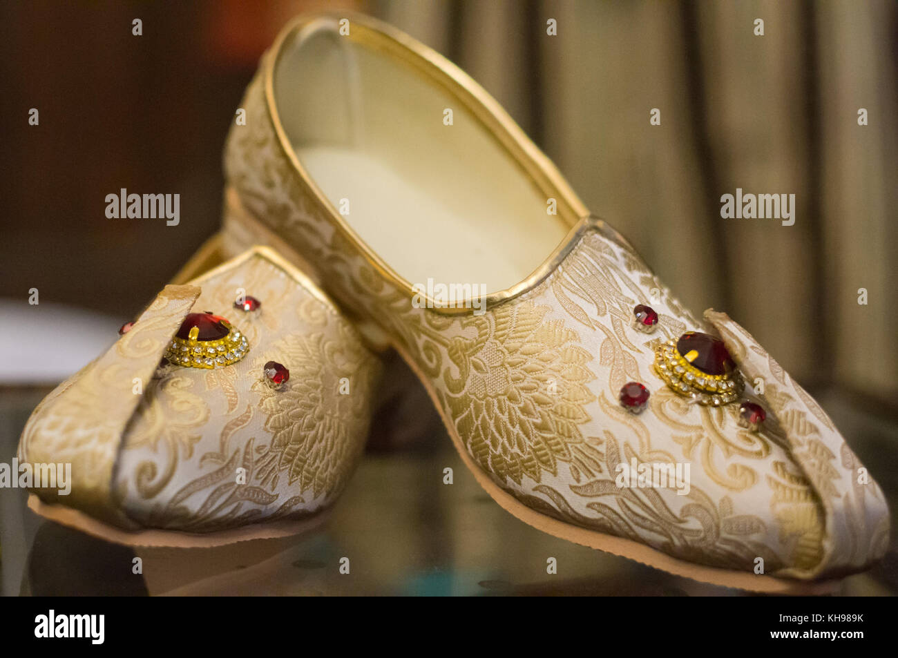 Traditionelle Fuß Verschleiß eines Bräutigams an einem hinduistischen Hochzeit. Das Leder juti, oder jootees sind offene Schuhe oder Hausschuhe mit schönen embrodiery auf weißem Stoff mit Juwelen für die Dekoration Stockfoto