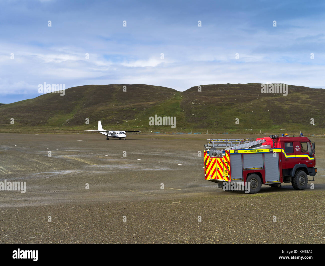 dh FAIR ISLES FLUGHAFEN FAIR ISLE Loganair Islander Aircraft Turboprop Start der Landebahn Feuerwehrmaschine Standby Flugzeug Flugplatz Flugplatz flugplatz schottland Stockfoto