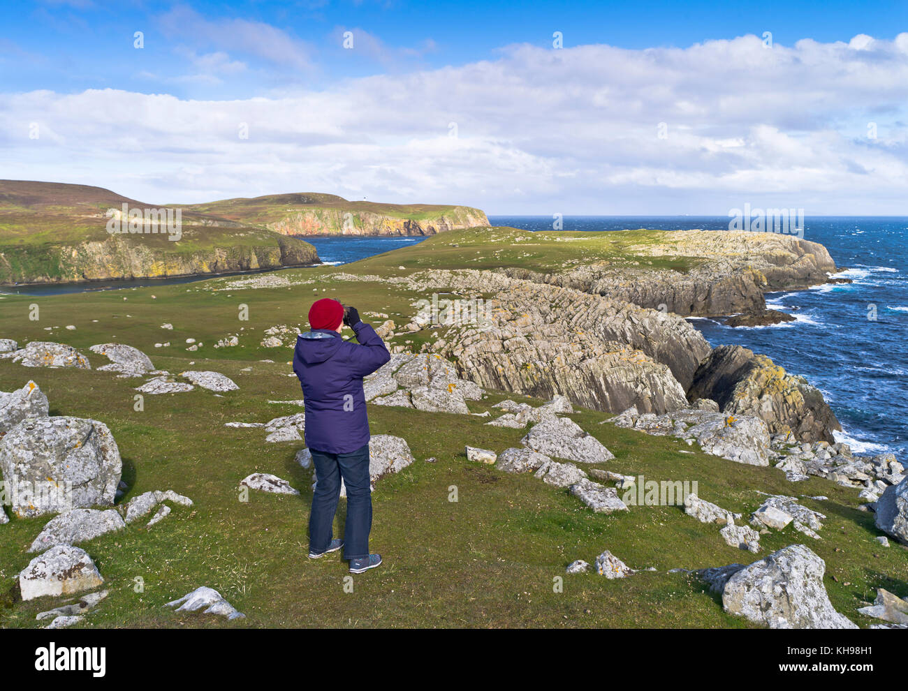 dh Nts Island BU NESS FAIR ISLE Vogelbeobachter Ferngläser beobachten Für Vögel Meeresklippen Vogelbeobachter zuckende schottische Inseln schottland inseln Stockfoto