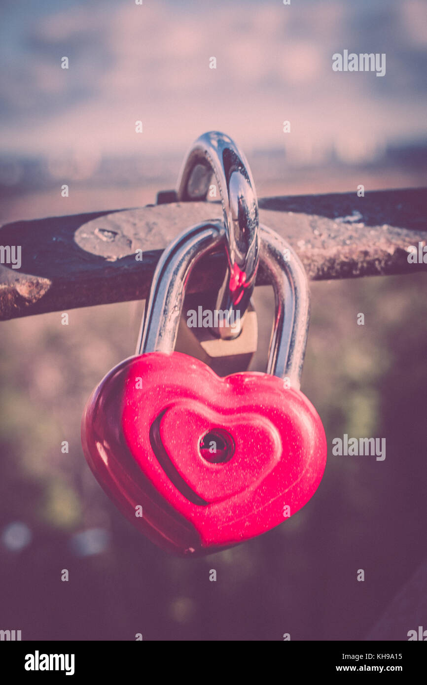 Symbol der Liebe. vintage Karte mit roten Herzen Hintergrund. metallschloss auf Brücke von Liebhabern. Stockfoto