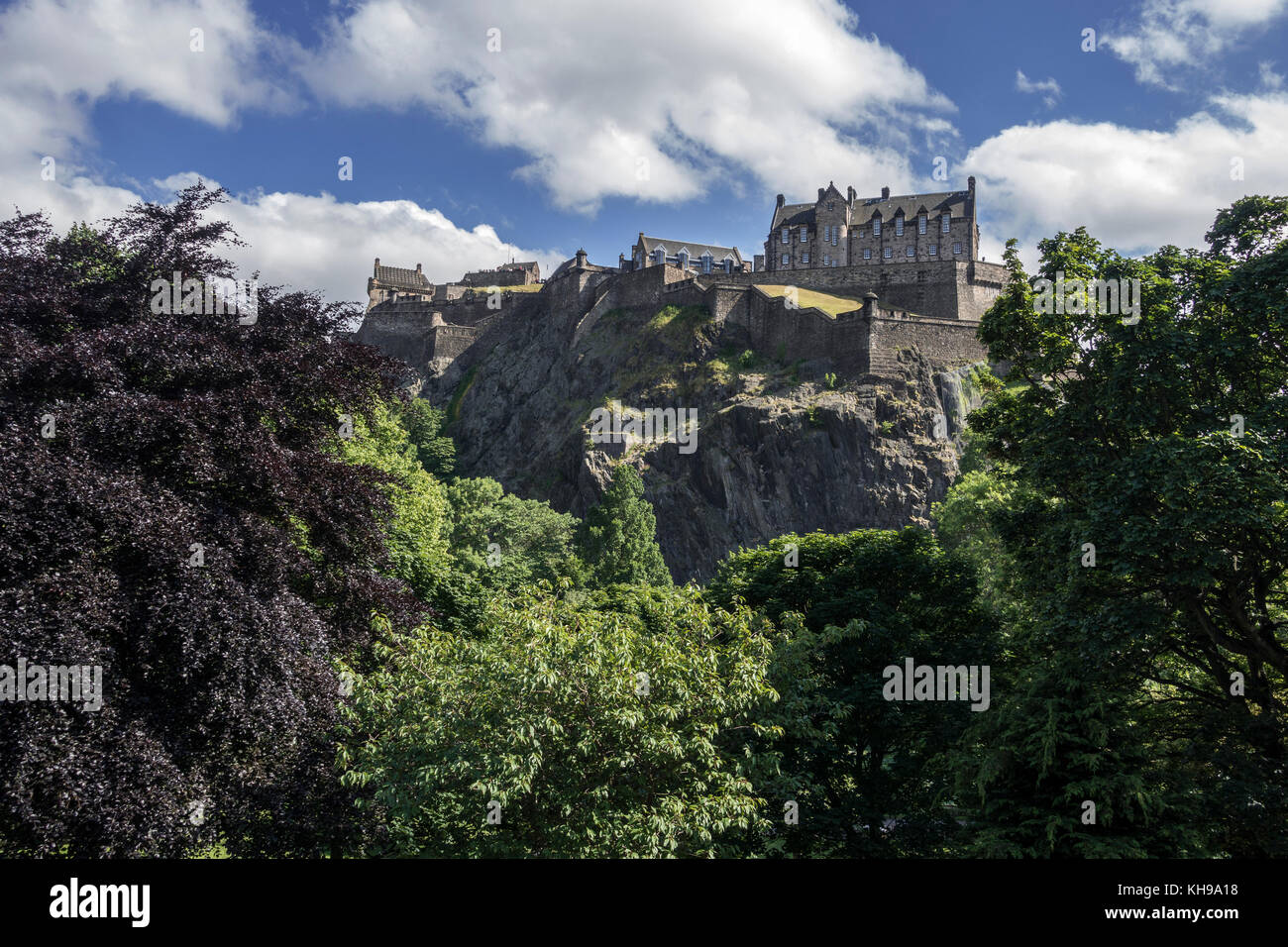 Das Edinburgh Castle, eine Festung am Castle Rock berühmt für das Edinburgh Tattoo zeigen, gesehen von West Princes Street Edinburgh Schottland Stockfoto