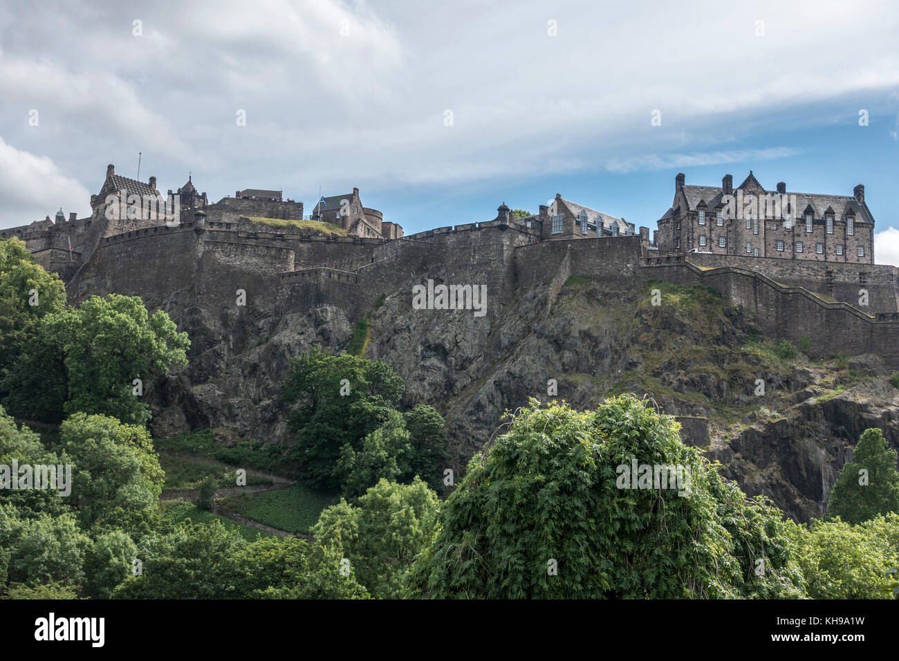 Das Edinburgh Castle, eine Festung, die auf Felsen gebaut ist, dominiert die Skyline von Edinburgh Hauptstadt von Schottland Stockfoto