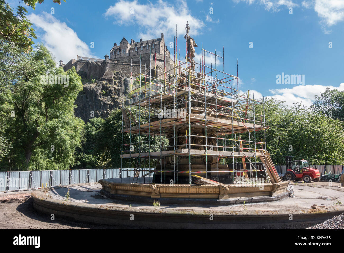 Das Ross Brunnen im Bau In der Princes Street Gardens Edinburgh Edinburgh Castle In den Hintergrund, die schottische Hauptstadt Juni 2017 Stockfoto