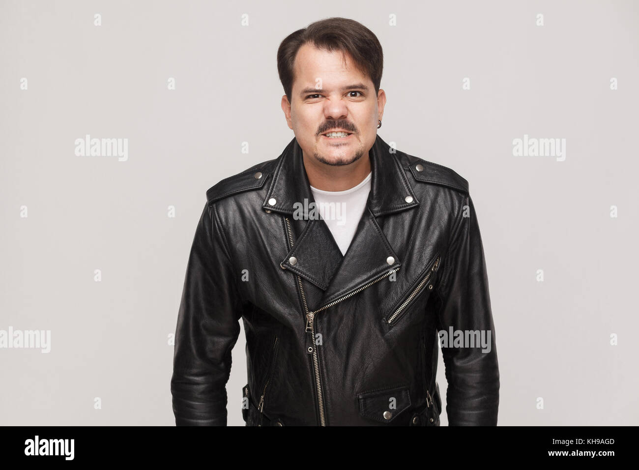 Zorn und gefährlicher Mann brüllen an Kamera. Wild, aggressiv Konzept. studio Shot, auf die graue Wand isoliert Stockfoto