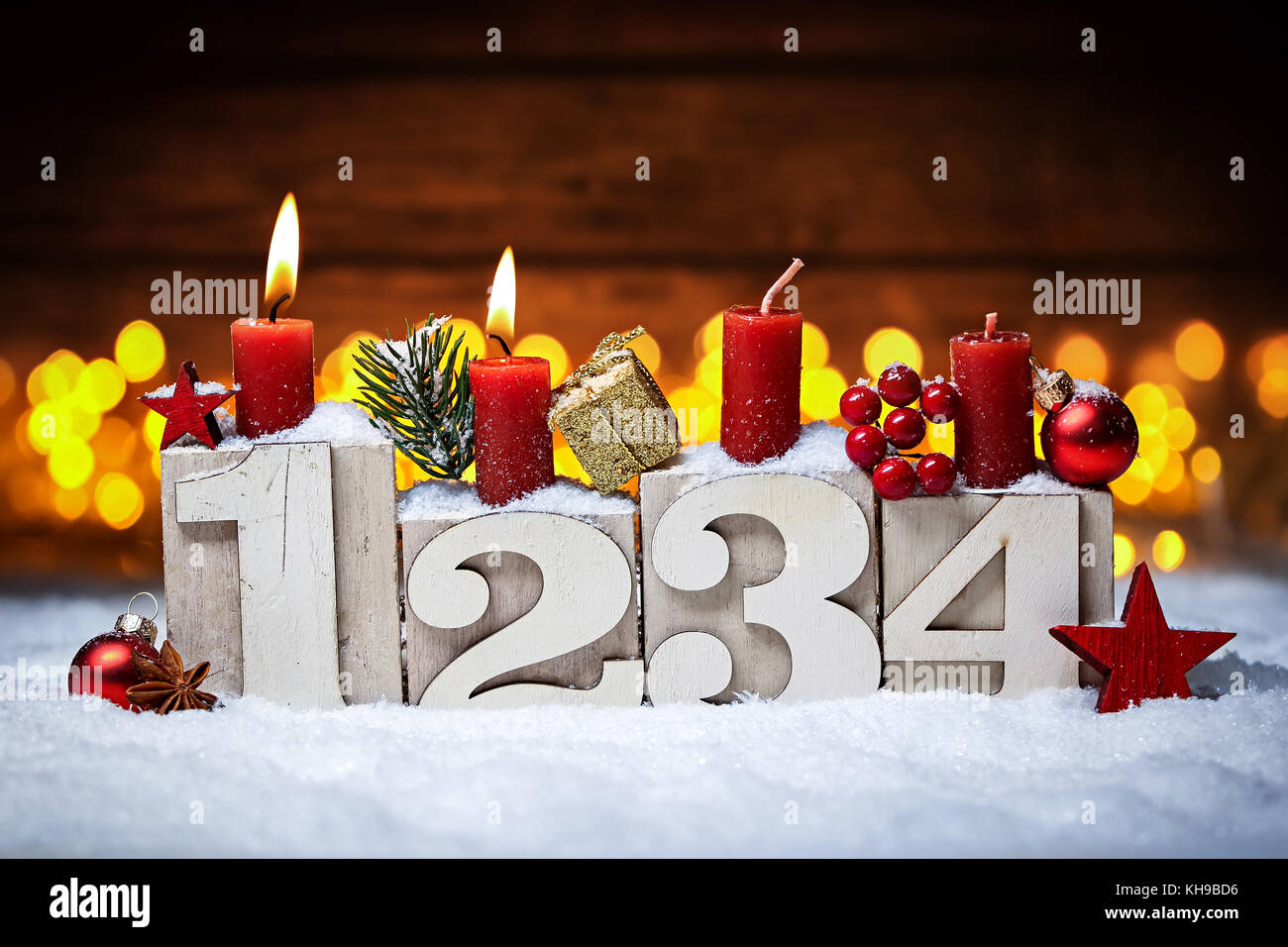 Zweiter Sonntag im Advent Konzept xmas hellen Hintergrund mit Kerzen ball christbaumkugel Sterne Stockfoto
