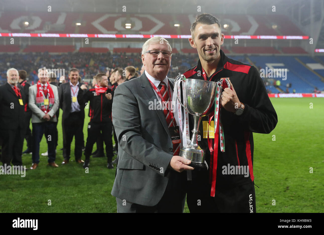 Chirk AAA erhält die Welsh Trophy während des Internationalen Freundschaftsspiel im Cardiff City Stadium. Stockfoto