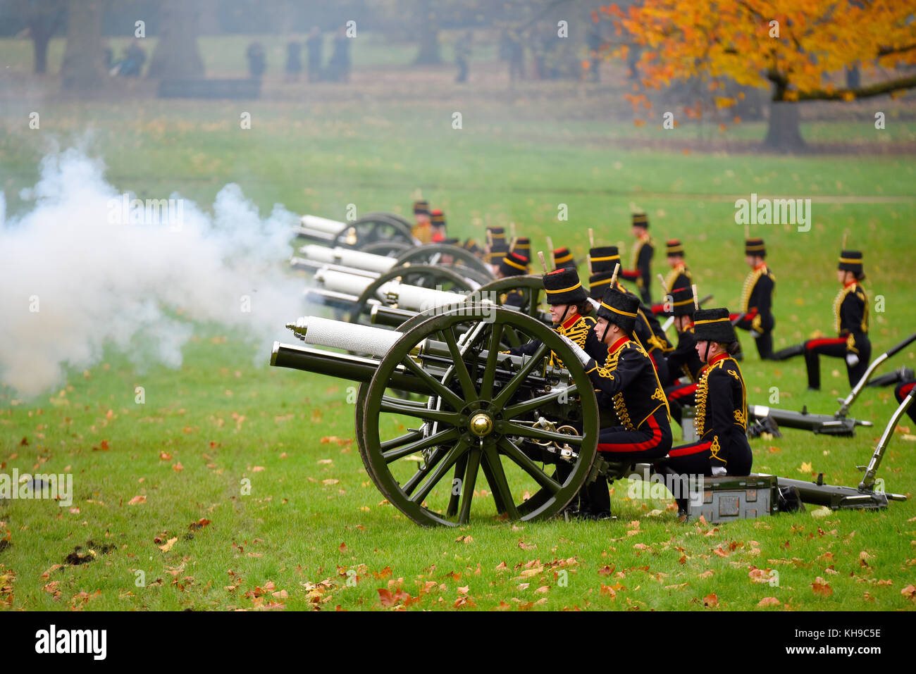 King's Truppe Royal Horse Artillery feuert 41 Gun Salute für Prince of Wales 69. Geburtstag in Green Park, London. Herbstfarben Stockfoto