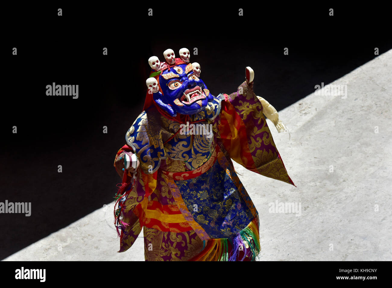 Buddhistischen Lama das Tragen der Maske blau Mahakala und rituelle Kleidung führt den Tanz der Tsam im Kloster karcha, Zanskar, Nordindien. Stockfoto
