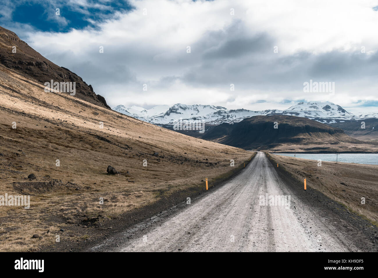 Sie suchen eine unbefestigte Straße in Island Stockfoto