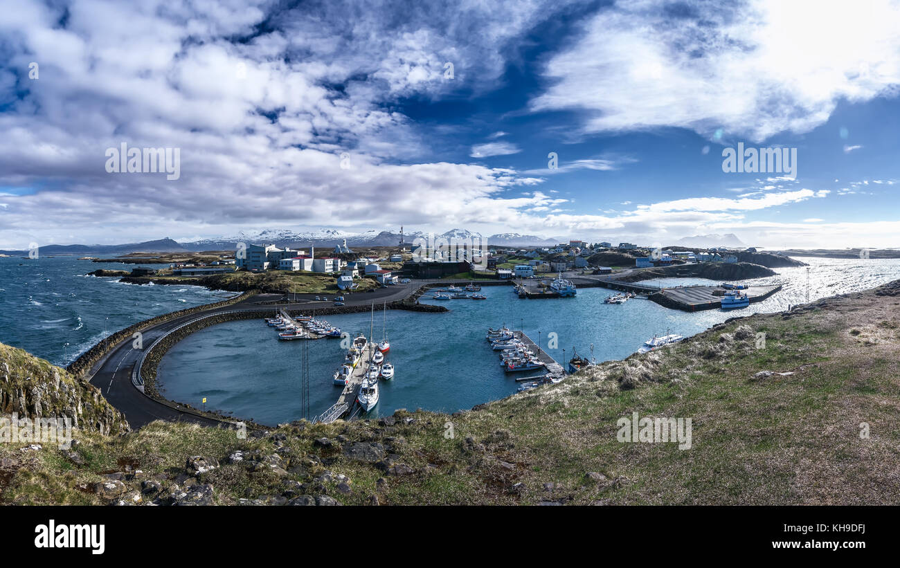 Panoramablick von Stykkisholmur an einem schönen Tag, Halbinsel Snaefellsnes, Island Stockfoto