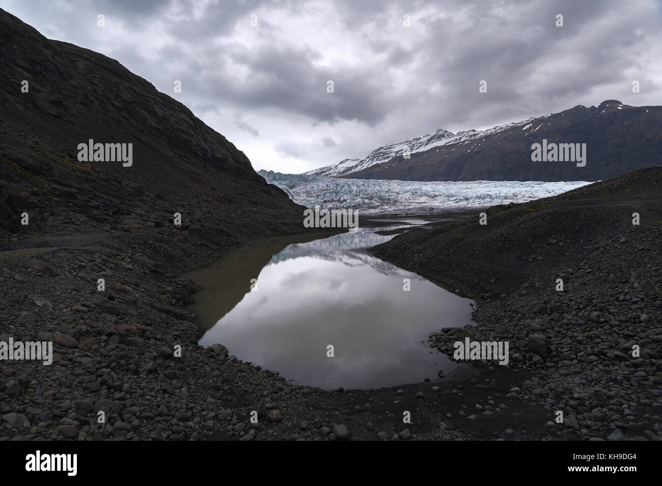 Reflexion der Flaajokull glazialen Zunge mit filmischen Wolken im Osten Islands Stockfoto
