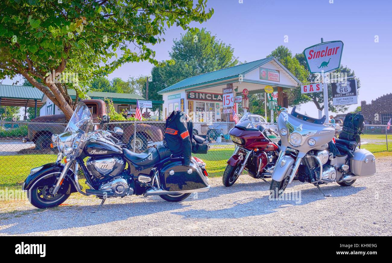 PARIS SPRINGS, USA - 19. JULI 2017: Gay Parita Sinclair Gas Station, eine Route 66 Legende. Eigentümer: Gary Turner. Dies ist eine Nachbildung eines ca. 1930 Gas s Stockfoto PARIS SPRINGS, USA - 19. JULI 2017: Gay Parita Sinclair Gas Station, eine Route 66 Legende. Eigentümer: Gary Turner. Dies ist eine Nachbildung eines ca. 1930 Gas s Stockfoto